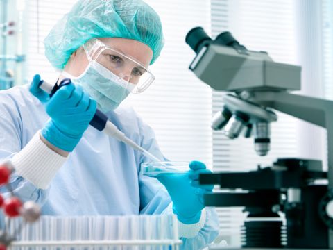 Forscherin mit Tropfenzähler im Labor