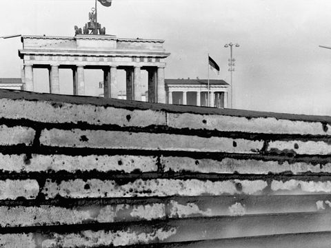 Construction of the Berlin Wall at Brandenburg Gate