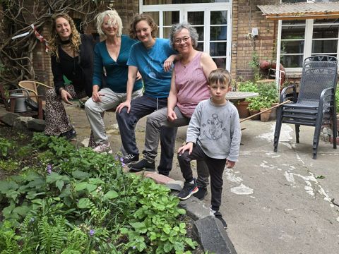 Ein starkes Team: Grünberaterin Lina Below und die Nachbarinnen Doris, Maike und Sylvia mit Enkel