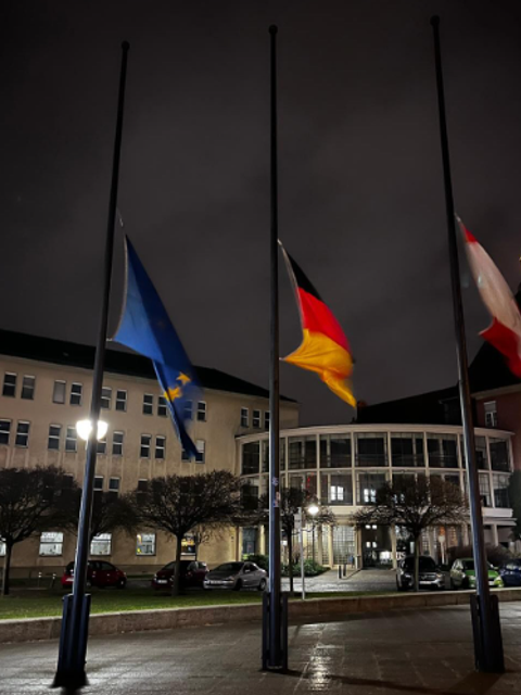 Fahnen auf Halbmast für die Anschlagsopfer von Magdeburg