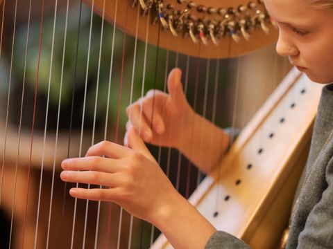 Mädchen spielt Harfe