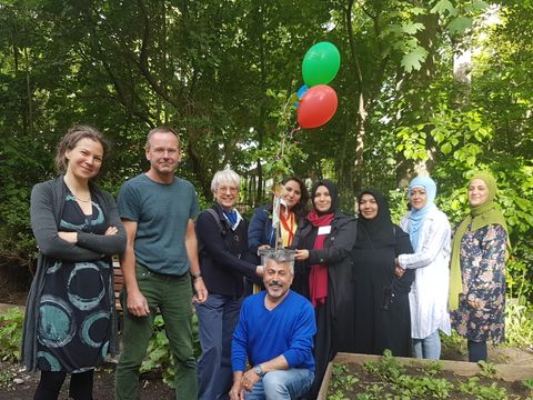Neumark Grundschule am 12. Mai 2022, von links nach rechts: Fr. Lutz (Projektleitung Bildungsbotschafter*innen PFH), Hr. Föll (Schulleiter Neumark-GS), Fr. Lippert (Bezirkskoordinatorin QM), Hr. Dede (Erzieher Neumark-GS), Fr. Hirik (Stadtteilmutter und Bildungsbotschafterin), Fr. Nas (Stadtteilmutter und Bildungsbotschafterin), Fr. Findik (Bildungsbotschafterin), Fr. Senel (Bildungsbotschafterin), Fr. Al Mostafa (Stadtteilmutter und Bildungsbotschafterin)