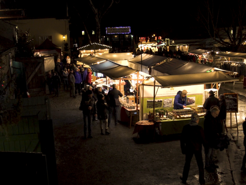 Zu sehen ist der Weihnachtsmarkt auf Lehmanns Bauernhof