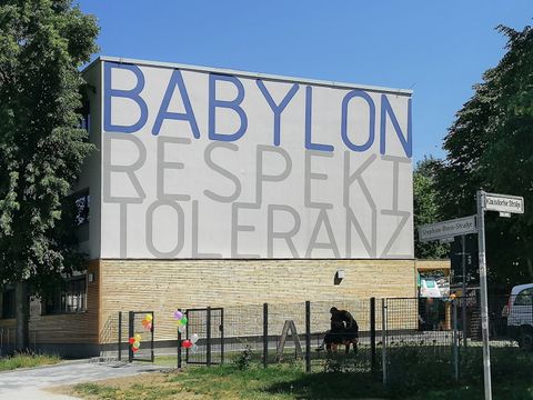 Giebel mit wandfüllender Aufschrift "Babylon, Rspekt, Toleranz"