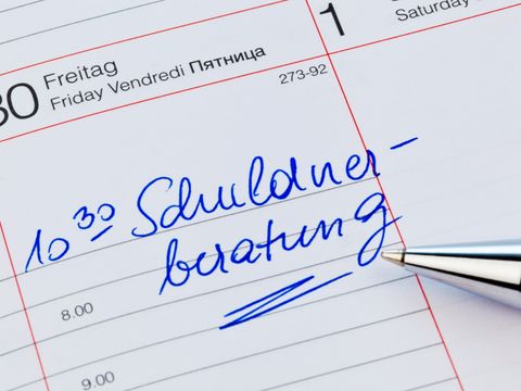 In einem Terminkalender steht der Eintrag '10:30 Uhr Schuldnerberatung'