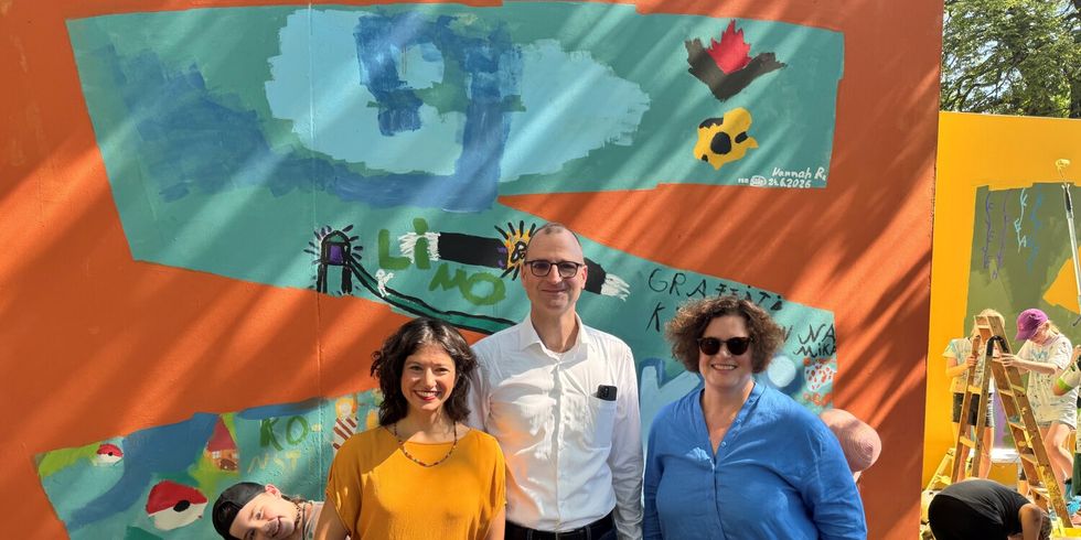 Spielplatzeinweihung am 25. Juni 2026 mit den Bezirksstadträtinnen Filiz Keküllüoğlu und Camilla Schuler sowie Dr. Jochen Lang, Abteilungsleitung Wohnen und Stadterneuerung, Senatsverwaltung für Stadtentwicklung, Bauen und Wohnen