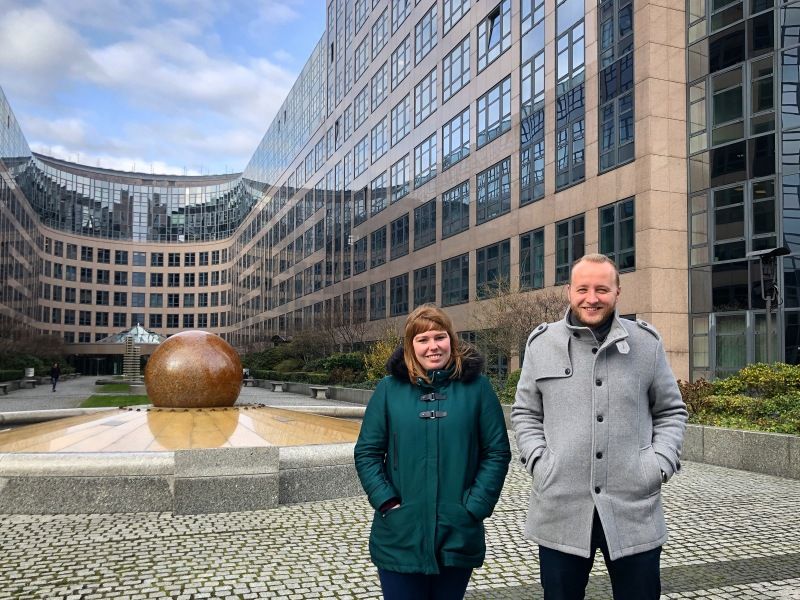 Frau Sydow und Herr Kratzmann von der Universität Leipzig vorm Rechnungshof von Berlin
