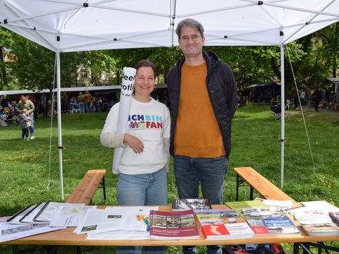 Sabine Sternberg und Markus Tegeler am Infostand