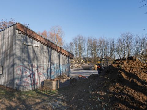 Die Erd- und Abrissarbeiten für das Holzwurmhaus an der Tramschleife Falkenberg haben begonnen.