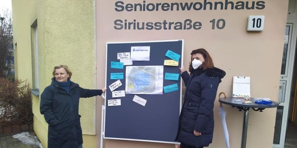 Corona-gerechter Beteiligungstermin vor dem Seniorenwohnhaus