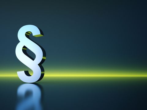 Paragraph-Symbol vor dunklem Hintergrund