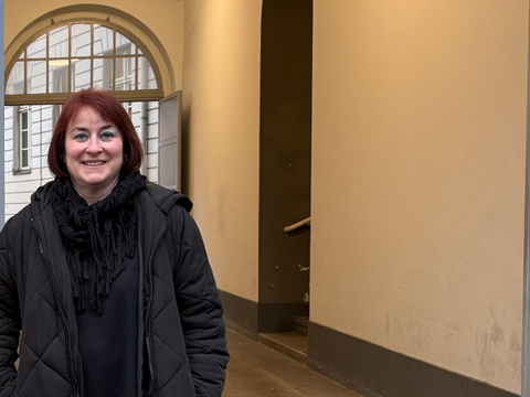 Astrid Rehbaum im Innenhof des Bezirksamts in der Yorkstraße