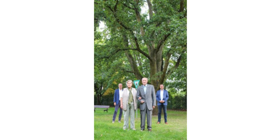 2021-09-10-ehepaar-ingeborg-und-manfred-kneifel_thomas-kleindienst_martin-schaefer-r-an-der-stiel-eiche