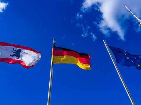 Berlin-, Deutschland- und EU-Fahnen in Berlin