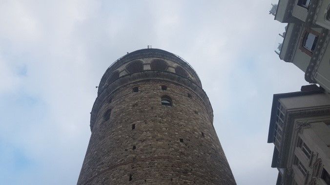 Der Galataturm im Bezirk Beyoğlu ist eine der Sehenswürdigkeiten Istanbuls und wurde ursprünglich um 527 unter dem byzantinischen Kaiser Justinian I. als Sichtungsturm gebaut. 1967 wurde er von dem Meisterarchitekten Köksal Anadol restauriert. Er stellte nach all den Jahren den Originalaufriss wieder her und rekonstruierte das konische Dach des Turms, dessen Freigang um die Spitze heute eine der schönsten Aussichten über die Stadt bietet.