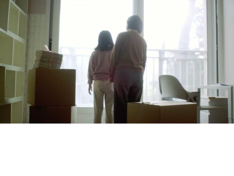 Zwei Personen stehen am Fenster