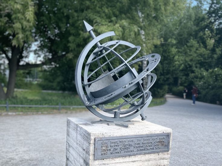 280. Kiezspaziergang im Volkspark Wilmersdorf: Sonnenuhr