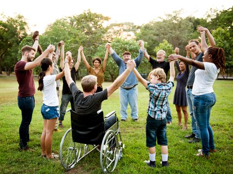 Gruppe von Menschen Hand in Hand zusammen im Park