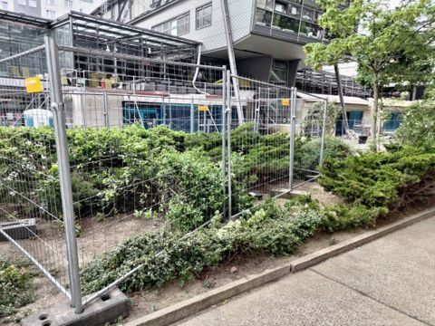 Gehölzstreifen mit Bauzäunen abgesperrt, Dathepromenade