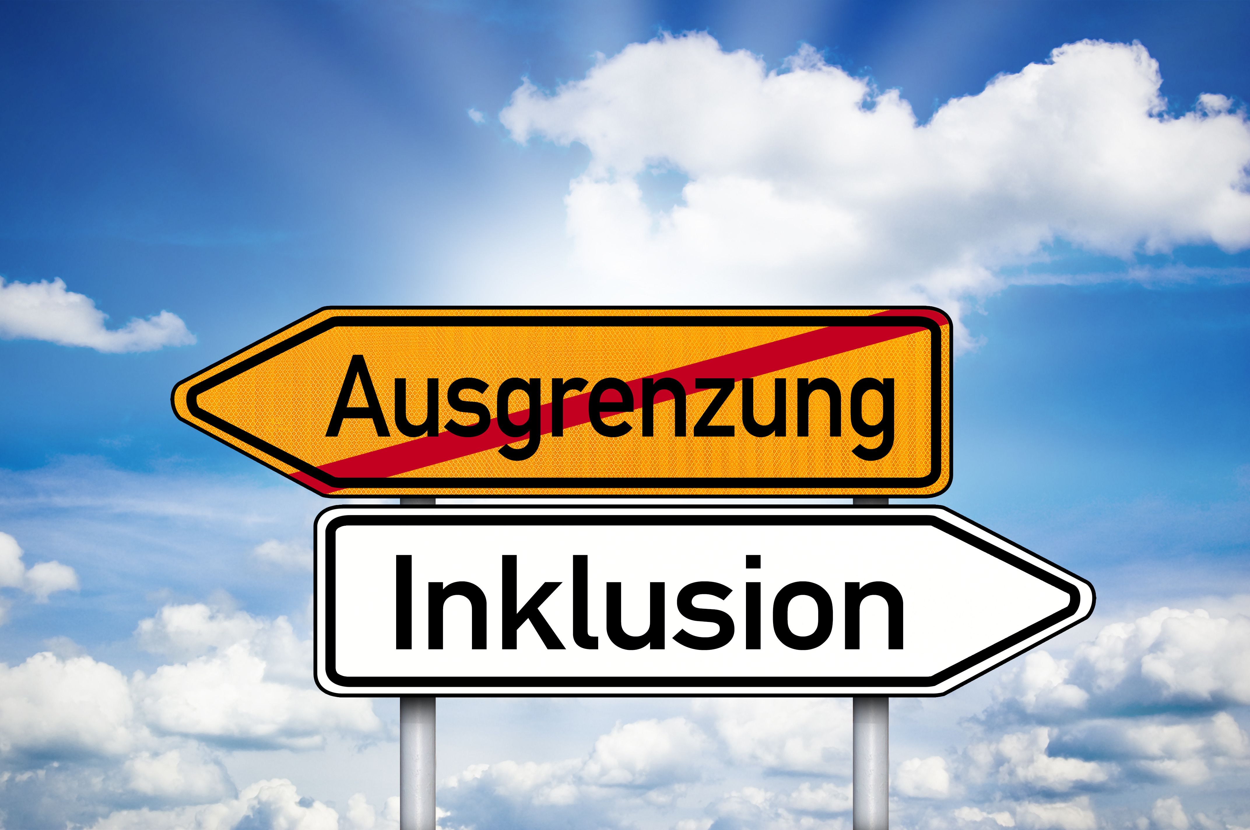 Wegweiser mit Inklusion und Ausgrenzung