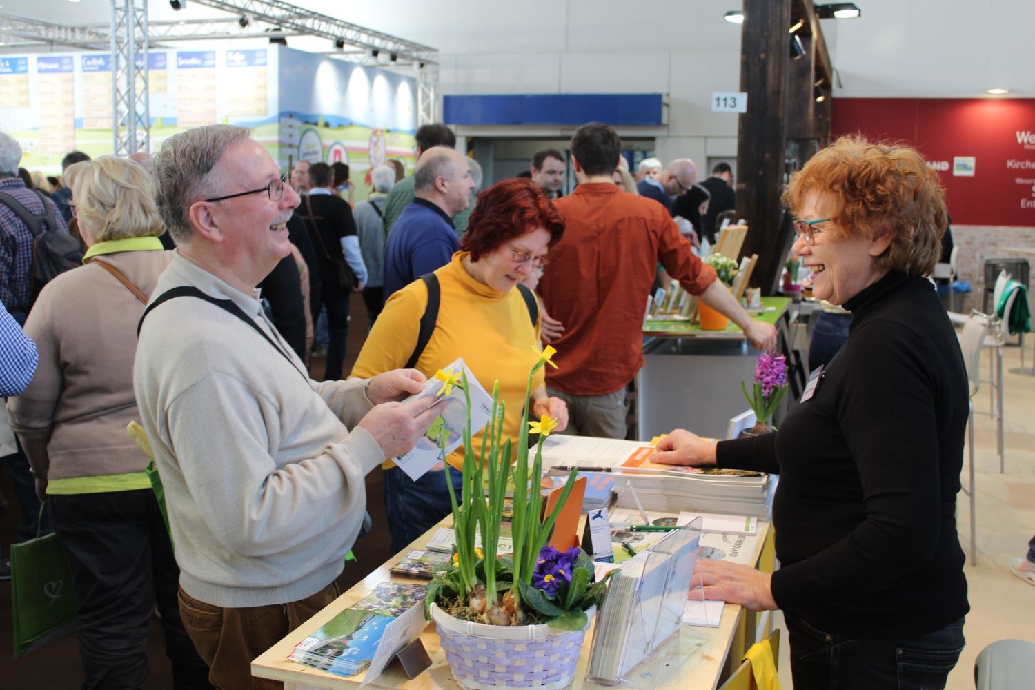 Heiter bis lustig: Rolf und Kerstin Breidenbach (links vom Tresen) im lebhaften Austausch mit Susanne Kamien von der Regionalmarketing Wendland e.V.
