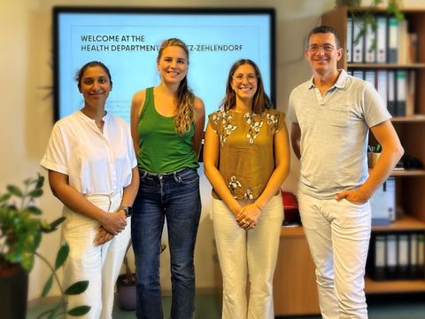 v.l.n.r. : Dr. Maja George, Klara Röbl, Alba Méndez Brito, Amtsarzt Christian Schulze (Bild: Bezirksamt Steglitz-Zehlendorf)