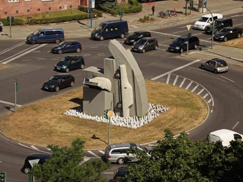 “Zwei Beton-Cadillacs in Form der Nackten Maja”, 1987 von Wolf Vostel am Rathenauplatz, 2-8-2013