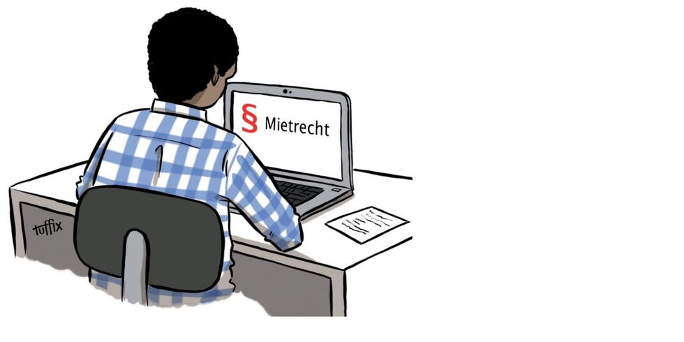 Mensch sitzt am Schreibtisch und arbeitet am Computer