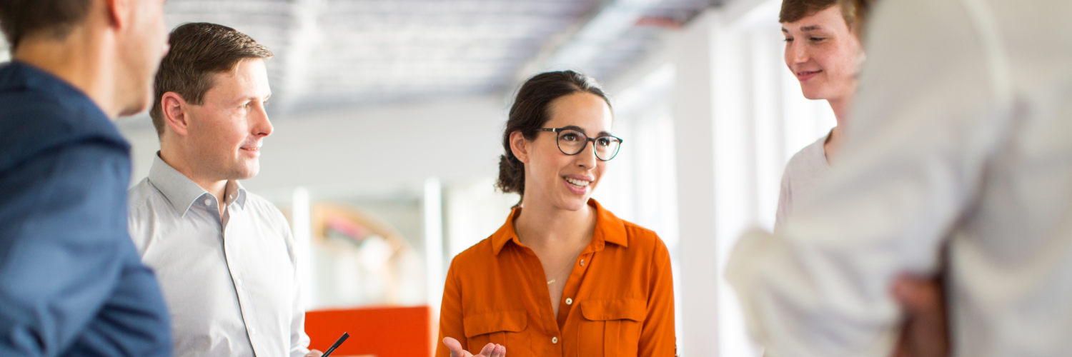 Eine Gruppe von Menschen bei einer Teambesprechung