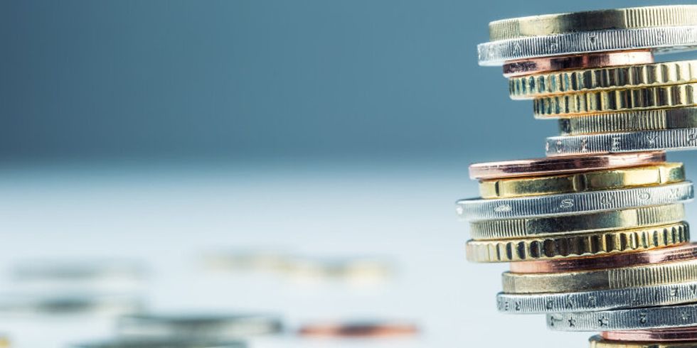 Schief und ungleichmäßig gestapelte Euro-Münzen