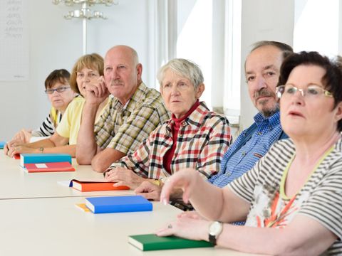 Erwachsene im Klassenzimmer