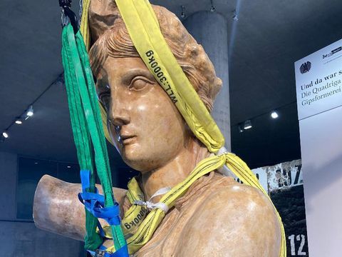 Viktoria von der Quadriga während der Restaurierung 2022 (Bild: Landesdenkmalamt Berlin, Makrina Rose)