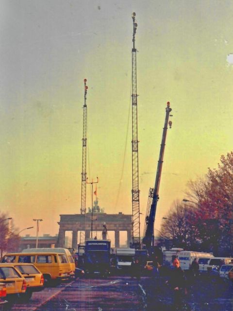 Radio- und Fernsehstationen belagern das Brandenburger Tor (Bild: Peter Schensick)