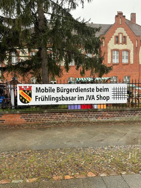 Mobile Bürgerdienste beim Osterbasar im JVA Shop (Bild: BA Reinickendorf)