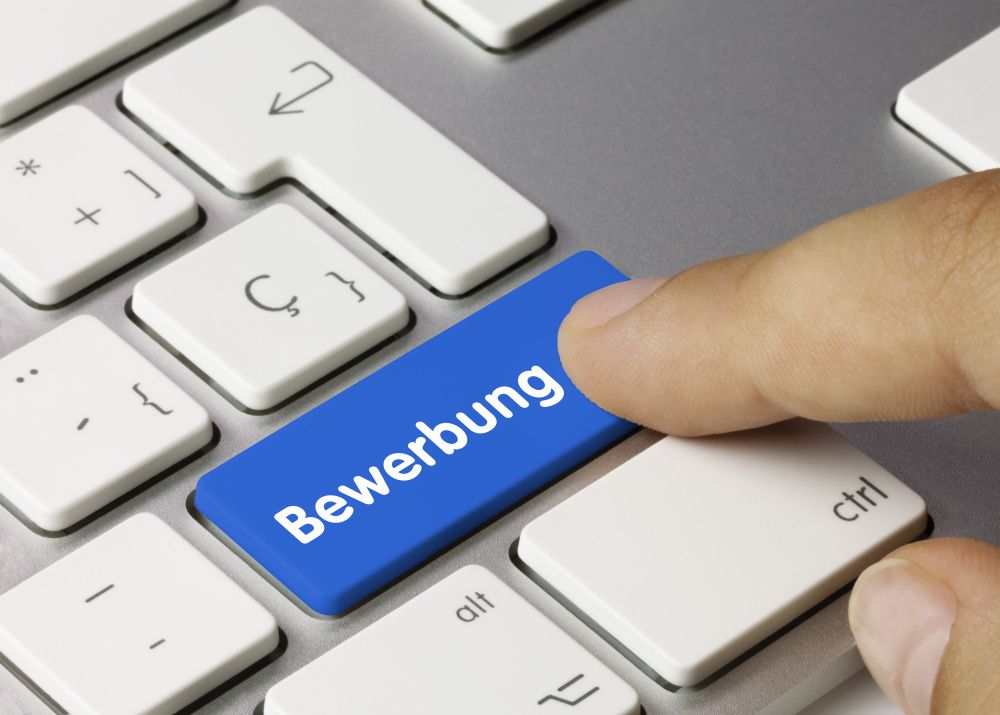 Ein Finger liegt auf einer Taste mit dem Schriftzug Bewerbung