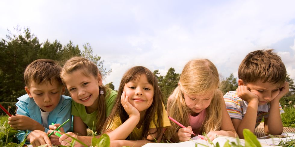 Schulkinder auf einer Wiese