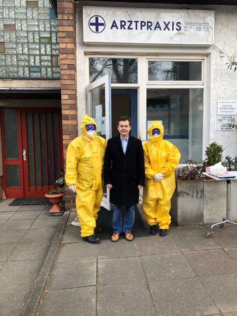 v.l.n.r.: Ulrike Leimer-Lipke, Uwe Brockhausen, Juliane Lipke (Stud. med.) (Bild: BA Reinickendorf)