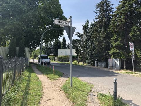 Alt-Karow / Straße 52, Blickrichtung Süden