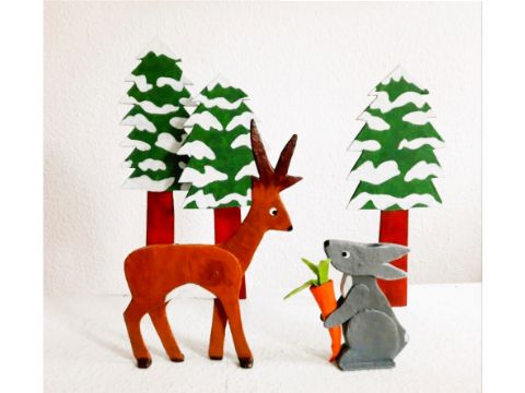 Zwei Figuren des Theaters: ein rotes Reh und ein grauer Hase mit einer Möhre in den Pfoten.
