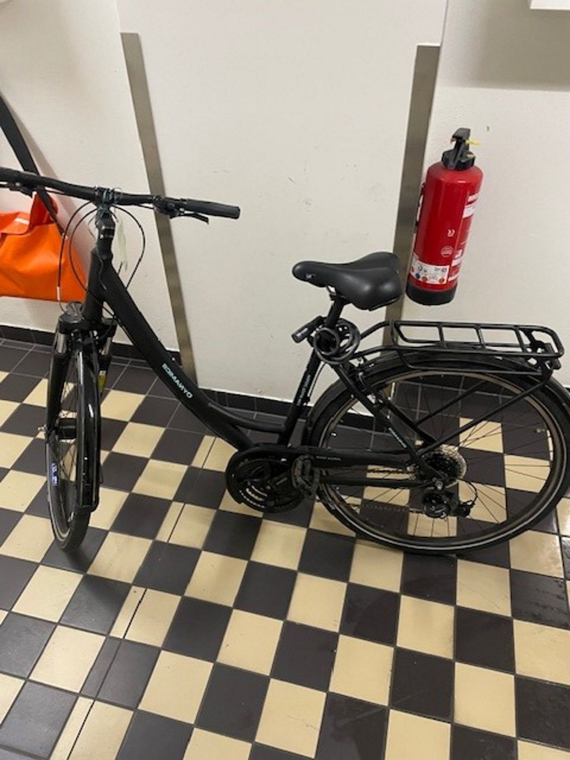 Schwarzes Trekkingrad