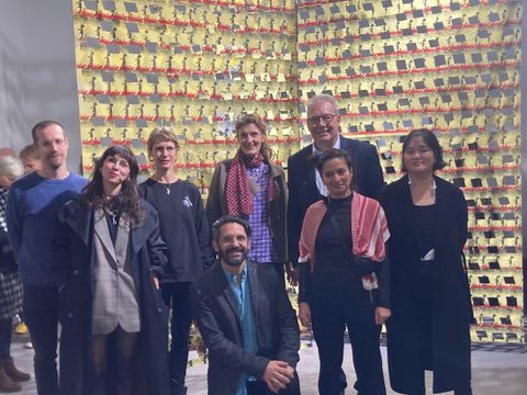 v.l.n.r. Rob Crosse, Emma Adler, Sandra Teitge, Kaya Behkalam, Sabine Ziegenrücker, Harald Muschner, Ronak Moshtaghi und Iden Sungyoung Kim (Bild: BA Reinickendorf)