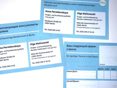 Die Peer-Gruppe entwickelte Abreißblöcke für Termine und mit Kontaktadressen für Neuankömmlinge in den Arztpraxen