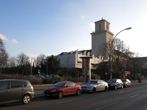 Blick auf das Rathaus Tempelhof vom Tempelhofer Damm