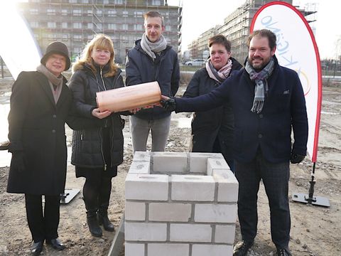 Grundsteinlegung mit Staatssekretärin S. Klebba, Bezirksstadträtin J. Witt, Bezirksbürgermeister G. Lemm, Geschäftsleiterin K. Dorgeist und Referatsleiter H. Hübscher (v. links)