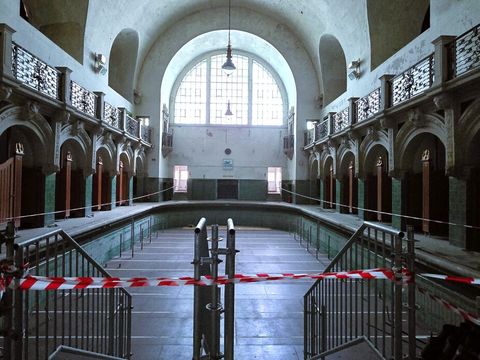 Das historische Kreuzberger Baerwaldbad wartet geduldig auf eine Sanierung