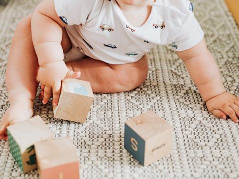 Baby spielt auf Decke