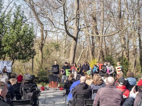 Schüler*innen am Demokratiegedenkort