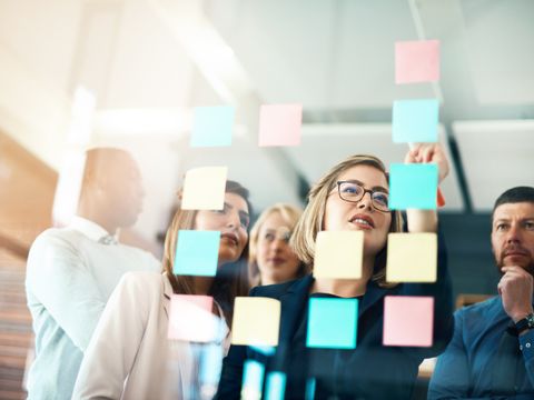 Team denkt über Innovationen nach