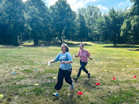 Möglichst viel Wasser in einem Becher durch einen Parcours transportieren – nur eines von vielen Spielen beim Sommerfest der Nachwuchskräfte im Volkspark Friedrichshain.
