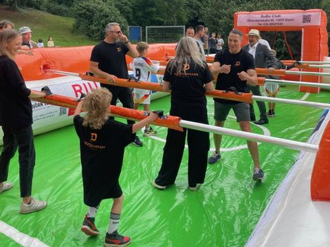 Eröffnungsspiel zur Einweihung des „Bubblekickers“ mit Stadtrat Schworck und Sponsoren
